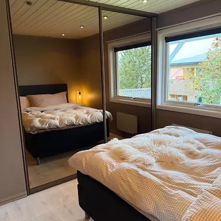 Spacious With Sauna, Fireplace & View